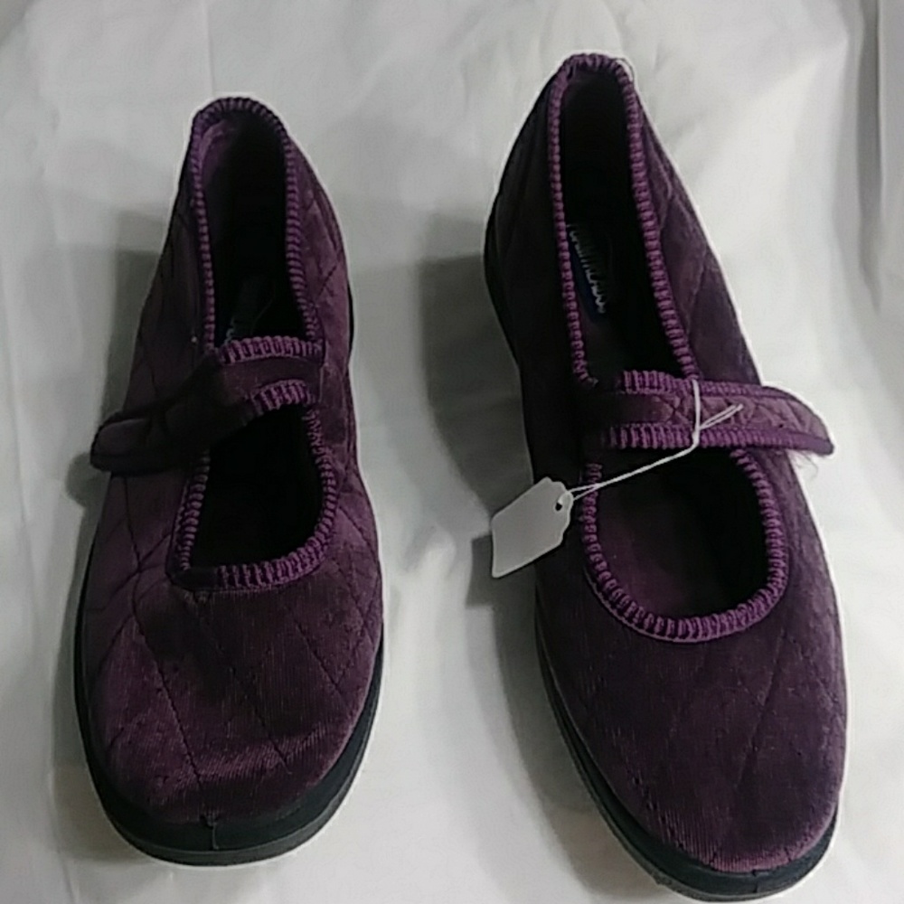 New 9.5  (W) Womens Foamtreads Quilted Shoe